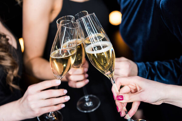 Women clinking glasses — Stock Photo, Image