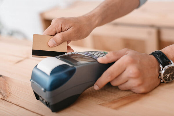 Payment by credit card and terminal — Stock Photo, Image