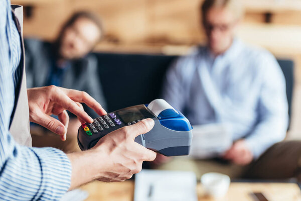 Person using payment terminal — Stock Photo, Image