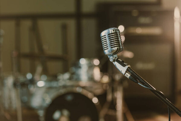 Close Shot Vintage Microphone Stand Blurred Drum Set — Stock Photo, Image