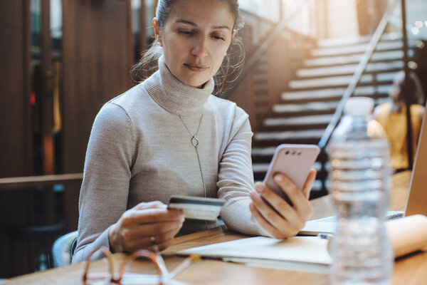 Stylish Woman Using Debit Card Buying New Clothing Online Store — Stock Photo, Image