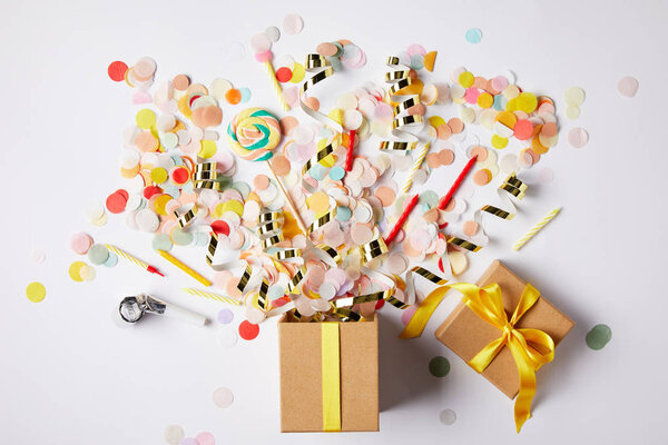 Top View Gift Box Scattered Confetti Pieces White Surface — Stock Photo, Image