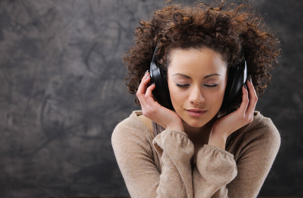 Young woman enjoying music — Stock Photo, Image