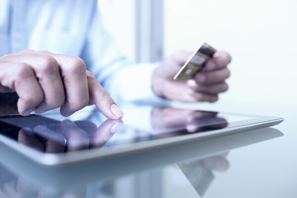 Man holding tablet pc and credit card indoor, Shopping online — Stock Photo, Image