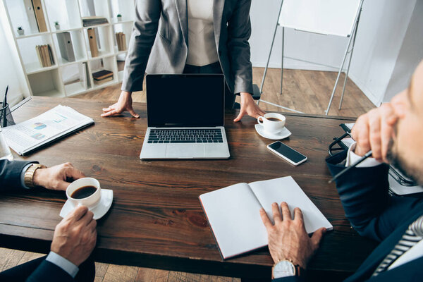 Businesswoman Standing Laptop Blank Screen Colleagues Coffee Notebook Blurred Foreground — Stock Photo, Image