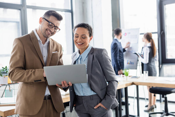 Cheerful Businessman Holding Laptop African American Colleague Office — Stock Photo, Image