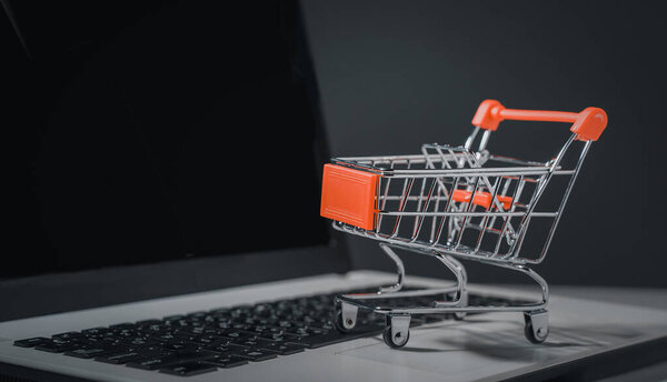 Shopping Online Trolley Front Laptop Keyboard Business Retail Shop Store — Stock Photo, Image